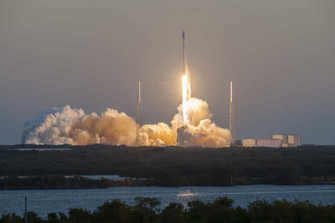 Технологии: SpaceX успешно запустила Falcon 9 со спутниками глобальной интернет-сети