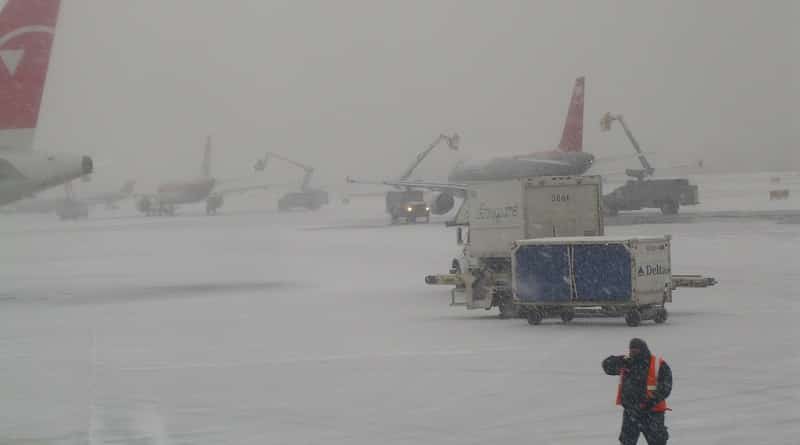 Погода: Сотни рейсов отменены или задержаны в аэропортах Нью-Йорка в связи с непогодой