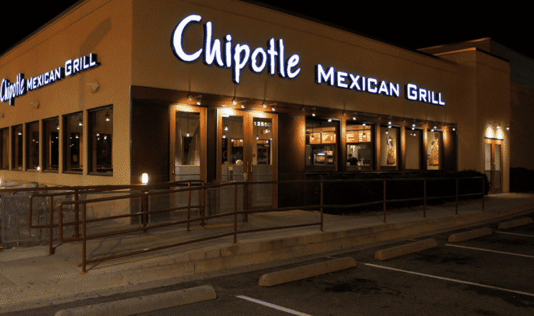 Афиша: Сеть ресторанов Chipotle перелагает бесплатные угощения для хоккейных болельщиков