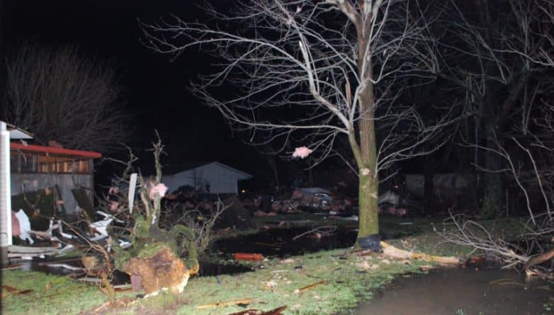 Погода: 4 человека погибли во время ночных торнадо в Кентукки и Арканзасе