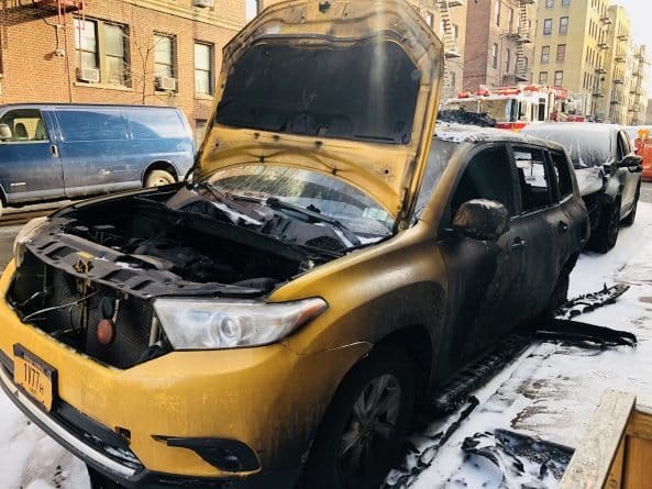 Происшествия: Пожар в сточном коллекторе уничтожил 2 автомобиля в Бронксе