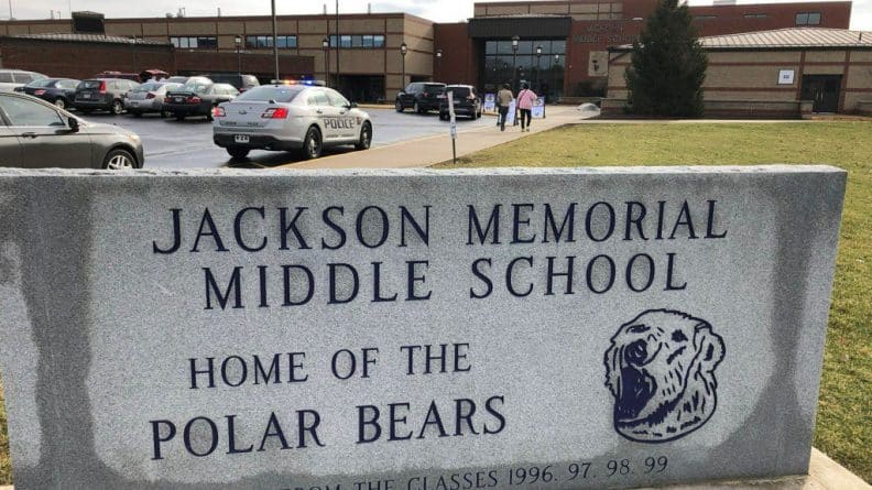 Происшествия: Ученик из Огайо выстрелил в себя в школьном туалете