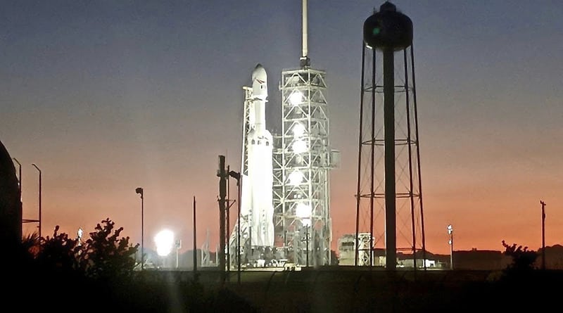 Технологии: SpaceX сегодня запустит сверхтяжелую ракету Falcon Heavy