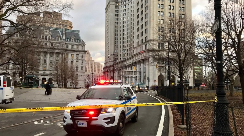 Происшествия: Мужчина подъехал к мэрии Нью-Йорка и застрелился