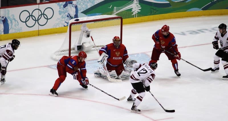 Спорт: Сборная хоккеистов США проиграла российским спортсменам на Олимпиаде со счетом 4:0