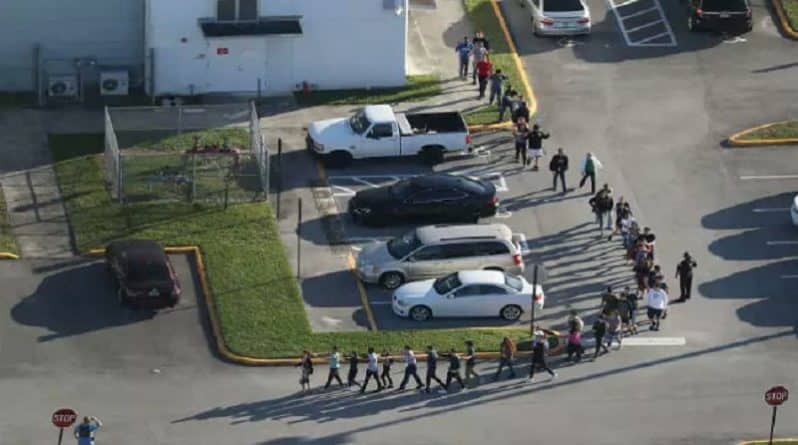 Происшествия: Во время стрельбы во Флориде помощник шерифа был возле школы, но бездействовал