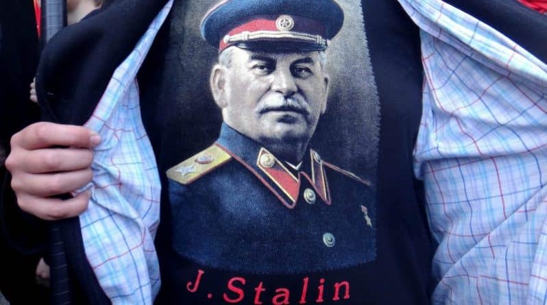 В мире: Российские фанаты развернули плакаты со Сталиным и Путиным на Олимпиаде в Пхенчхане