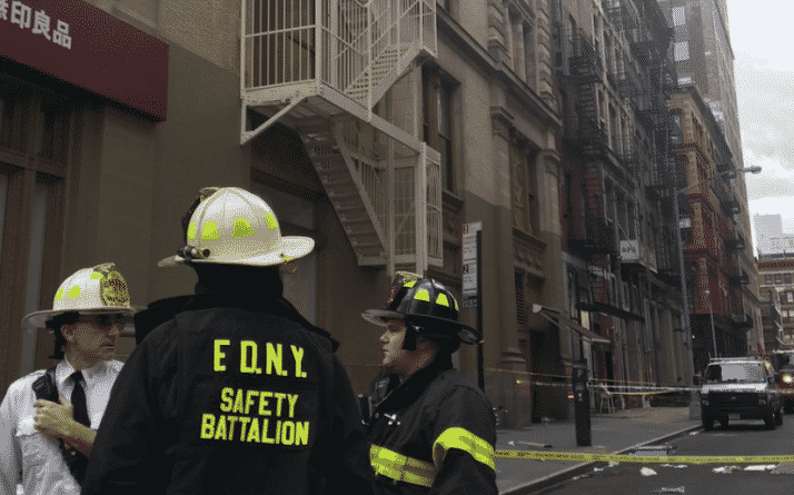 Локальные новости: Обвалившиеся обломки здания в Манхэттене ранили двух пешеходов