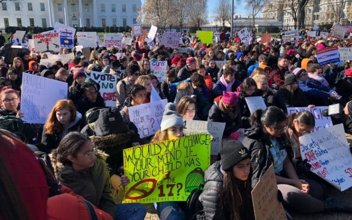 Локальные новости: Тысячи школьников по всей Америке вышли на демонстрации против свободной продажи оружия