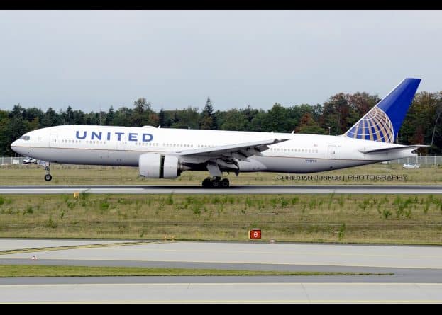 Путешествия: Компания United Airlines заплатила клиентке $10 тысяч за отказ от места
