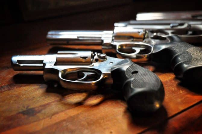 Локальные новости: Полицейский из Калифорнии подрабатывал нелегальной торговлей оружием