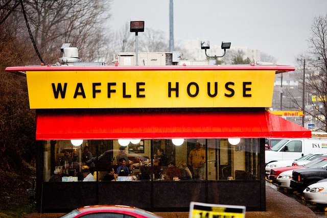 Популярное: Помощь пожилому клиенту обернулась неожиданной удачей для официантки Waffle House