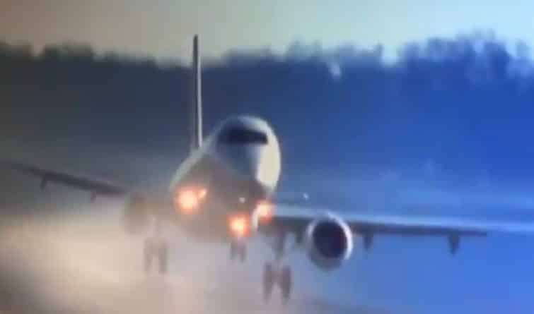 Путешествия: Самолеты сдувало ветром, а пассажиров массово рвало во время шторма в пятницу
