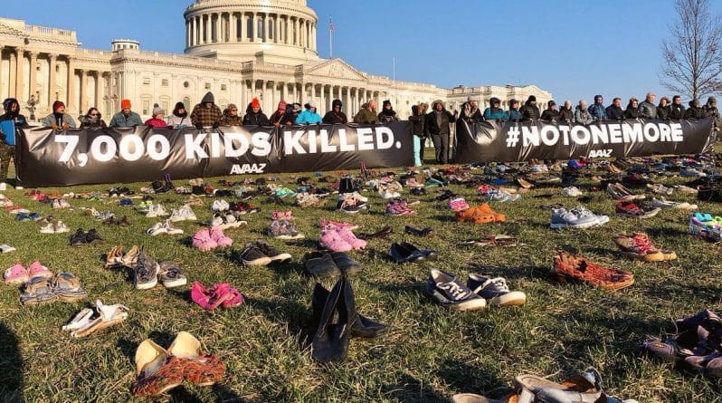 Политика: 7 тыс. пар детской обуви выложили протестующие на пороге Капитолия