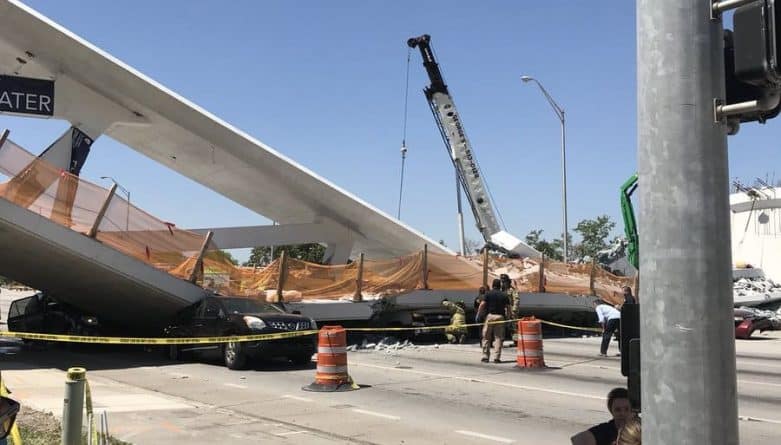 Происшествия: Во Флориде на проезжую часть рухнул пешеходный мост: есть жертвы (видео)