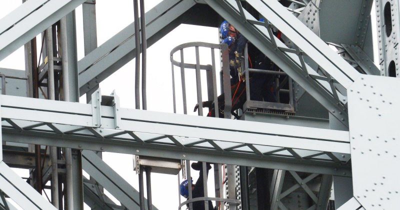 Происшествия: Полицейские спасли мужчину от самоубийства на мосту Кеннеди (видео)