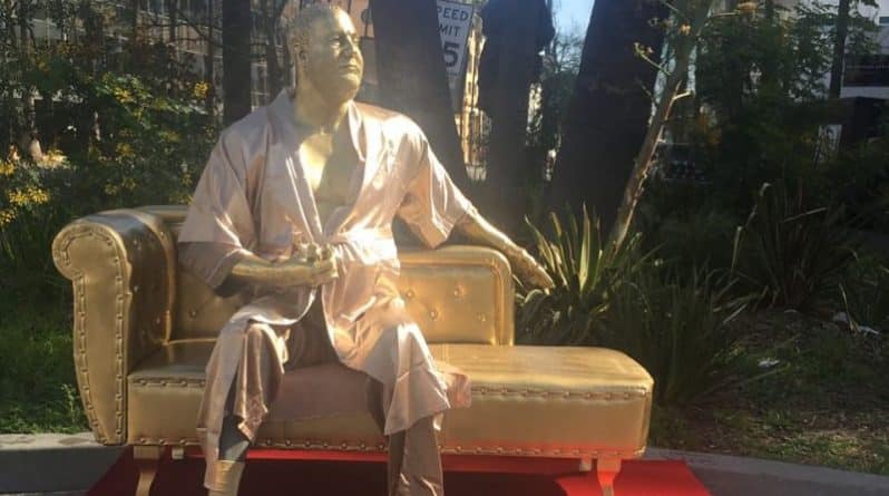Знаменитости: В Голливуде установили статую скандального продюсера Харви Вайнштейна