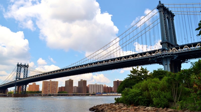 Локальные новости: Часть Brooklyn Bridge Park закрыли из-за падающих обломков Манхэттенского моста