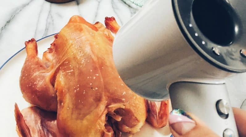 Полезное: Кулинарный блогер зажарила курицу с помощью фена