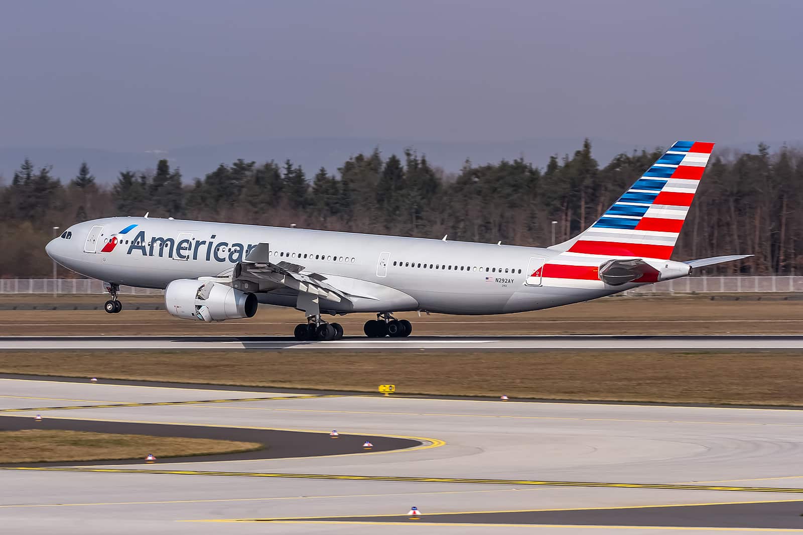 Буйный пассажир получил 10 ударов электрошокером на борту рейса American Airlines
