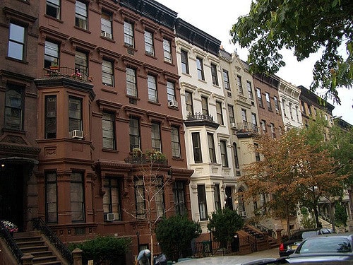 Закон и право: В Нью-Йорке мужчина судится с братом за особняк стоимостью $10 млн, который тот превратил в свалку