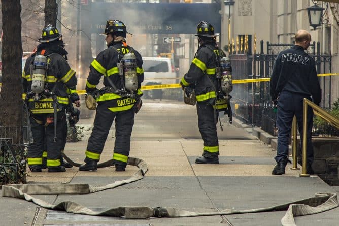 Происшествия: Во время пожара в Бронксе пострадали 16 человек, включая детей