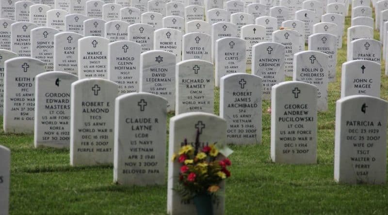 Локальные новости: Сотрудник кладбища отнес ветерана Второй мировой войны на спине к могиле жены (фото)