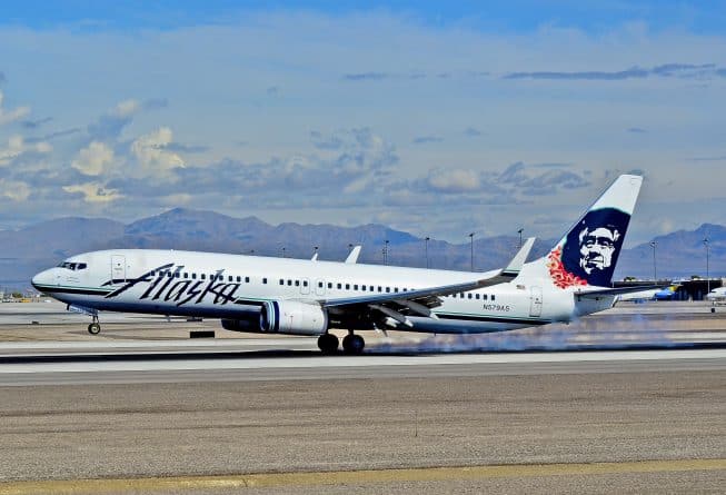 Путешествия: Подростка-инвалида с семьей высадили из самолета Alaska Airlines за то, что его стошнило
