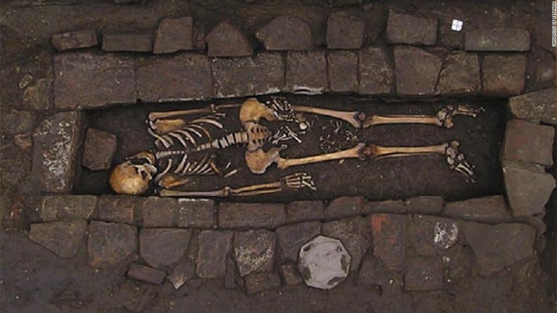 История: Ученые обнаружили останки средневековой женщины с идеальным отверстием в черепе, родившей после смерти