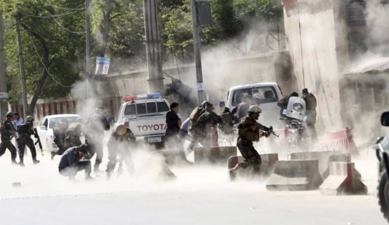 В мире: Теракты в Кабуле унесли жизнь 25 человек, включая 9 журналистов и 11 детей