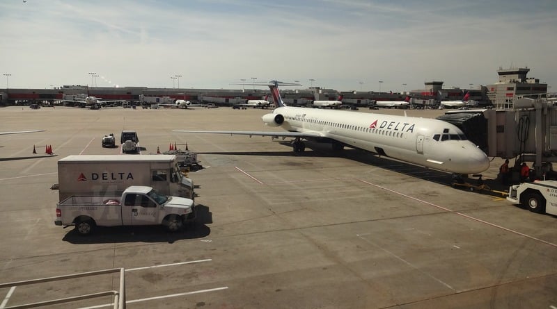 Происшествия: Самолет Delta Air Lines совершил экстренную посадку в Атланте из-за задымления (видео)