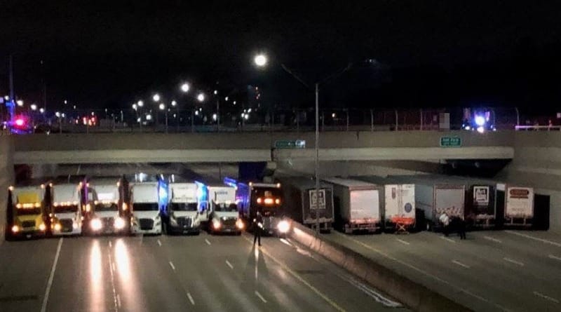 Локальные новости: В Детройте 13 грузовиков выстроились под мостом, чтобы не дать прыгнуть самоубийце (фото)