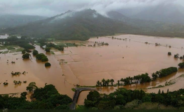 Погода: Рекордное наводнение на Гавайях: дома и дороги разрушены, люди остались без еды