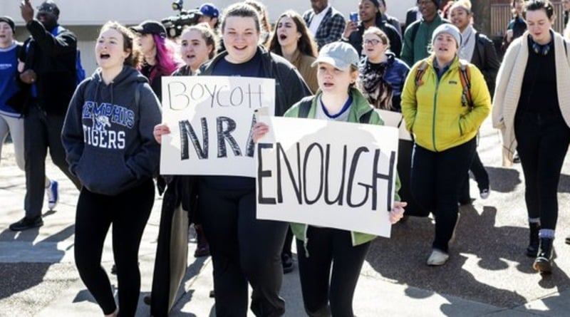 Политика: По всем штатам школьники выходят на акции протеста в годовщину расстрела в «Колумбайн»