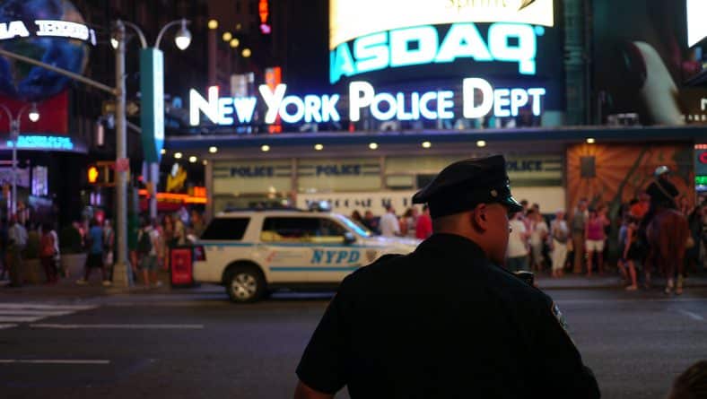 Локальные новости: Пьяный офицер NYPD в нерабочее время попытался украсть сумочку у жительницы Статен-Айленда