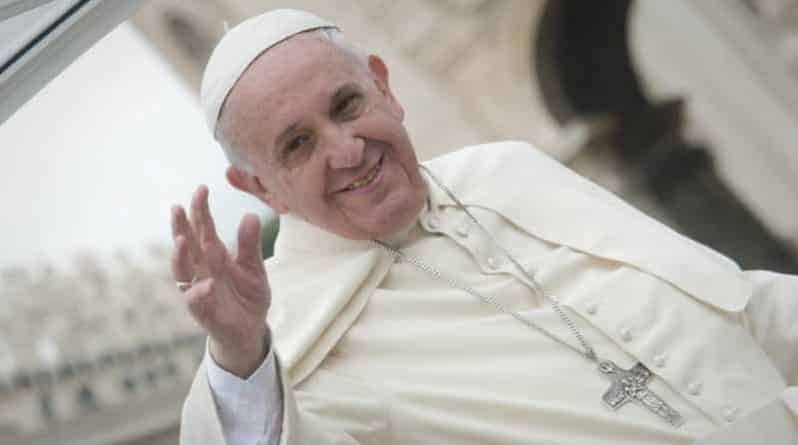 В мире: Папа римский представителю секс-меньшинства: «Бог любит вас таким»
