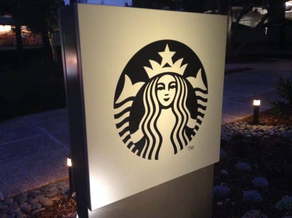 Бизнес: После расового скандала сеть Starbucks разрешила посещать свои туалеты всем желающим