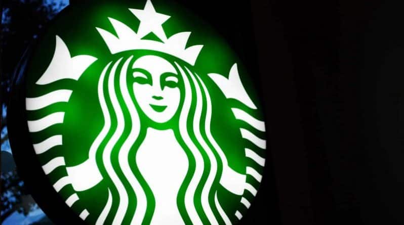 Бизнес: В США закрылись 8 тыс. точек Starbucks для проведения тренинга о pacoвыx пpeдpaccудкax