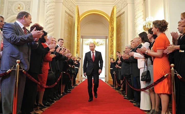 Политика: Путин в 4-й раз вступил в должность президента РФ и вновь назначил Медведева премьер-министром