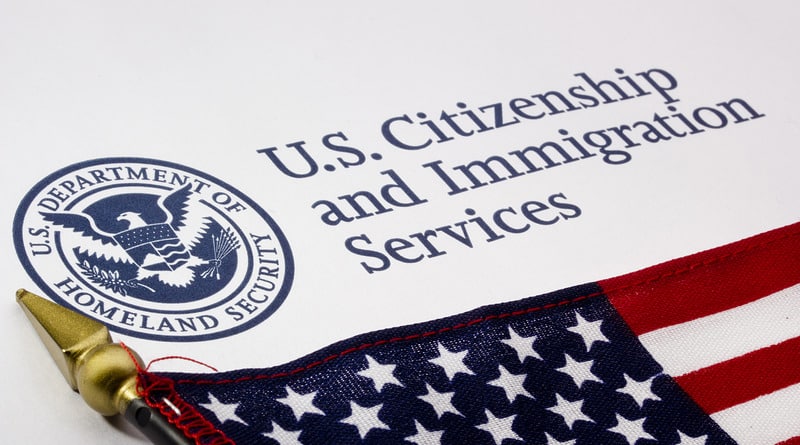 Закон и право: Тысячам владельцев грин-карт в США придется вернуть их в Службу иммиграции