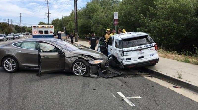 Происшествия: В Калифорнии Tesla на автопилоте врезалась в полицейскую машину (фото)