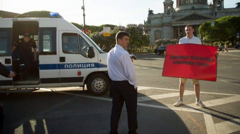 В мире: Полиция Санкт-Петербурга задержала протестующих за плакаты на английском