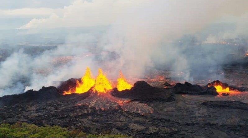 Погода: Вулкан на Гавайах выбросил столб пепла высотой 3353 м
