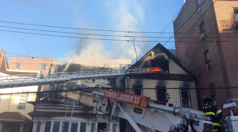 Локальные новости: Во время сильнейшего пожара в Бронксе рухнула крыша: есть пострадавшие