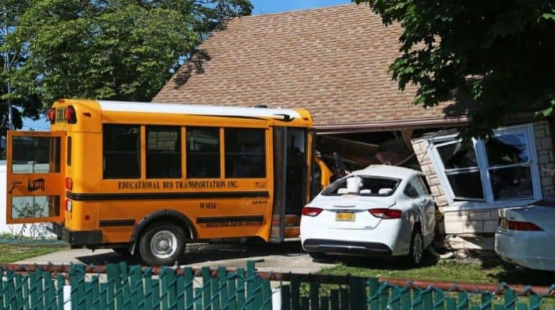 Происшествия: На Лонг-Айленде школьный автобус врезался в дом: 5 пострадавших