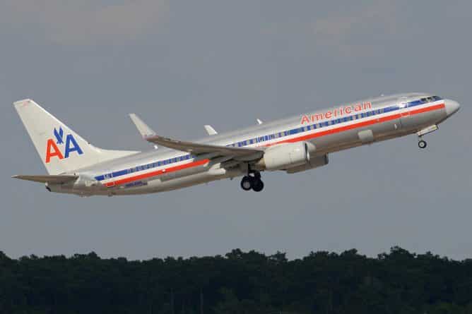 Происшествия: Лайнер American Airlines совершил аварийную посадку из-за разбитого градом лобового стекла