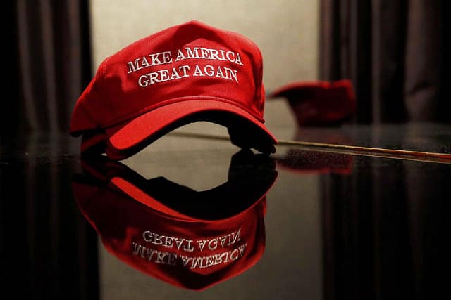Локальные новости: Чикагский бар запретил своим посетителям носить кепки «Make America Great Again»