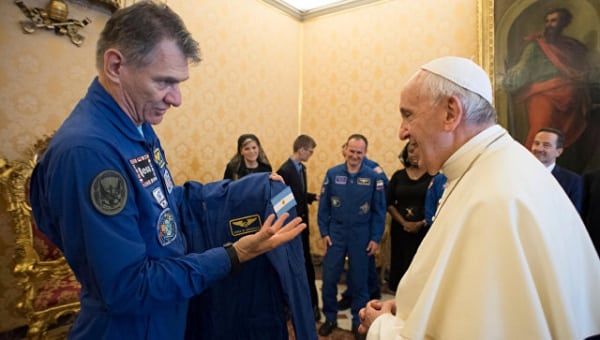 В мире: Астронавты МКС подарили Папе римскому космический комбинезон с белым плащом