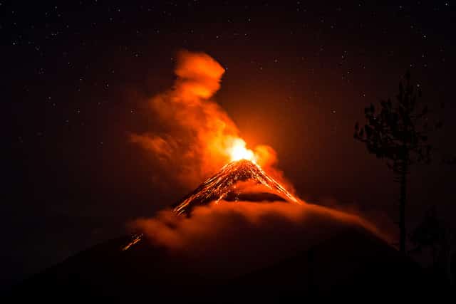 Происшествия: Извержение вулкана Фуэго в Гватемале забрало жизни 62 людей, пострадало более 300