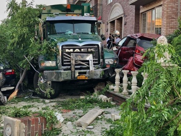 Происшествия: «Взбесившийся» мусоровоз в Бруклине снес 9 машин и несколько деревьев